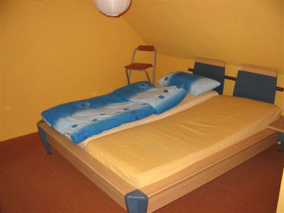Schlafzimmer mit Doppelbett